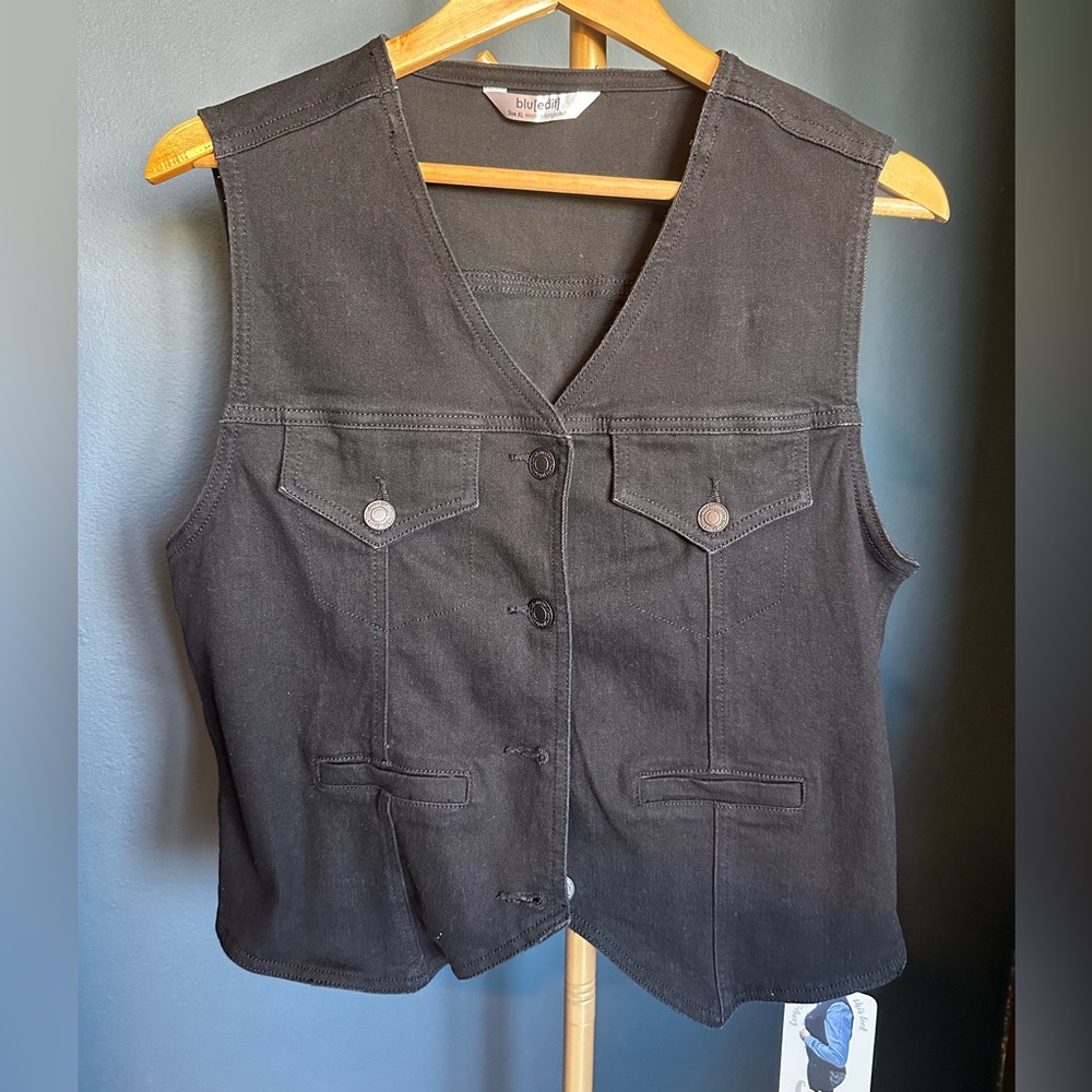Blu [edit] Black Vest XL